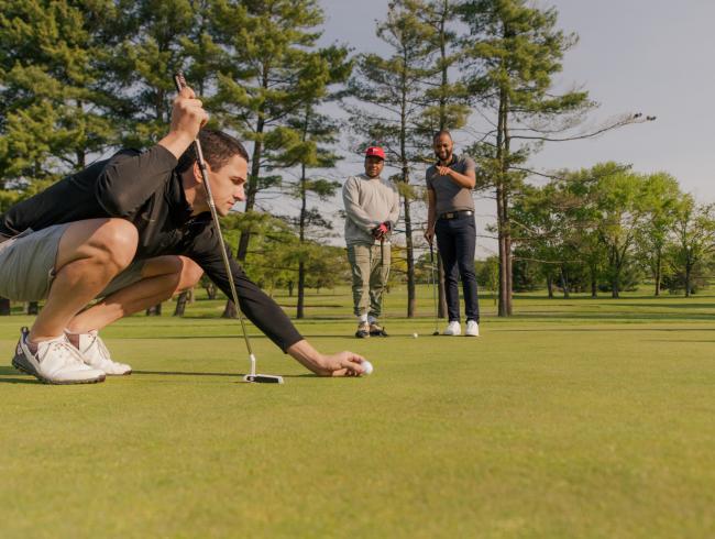 golfer lining up shot